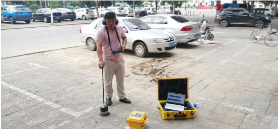 专业探漏人员捕捉漏水噪音的声振法检漏基本原理